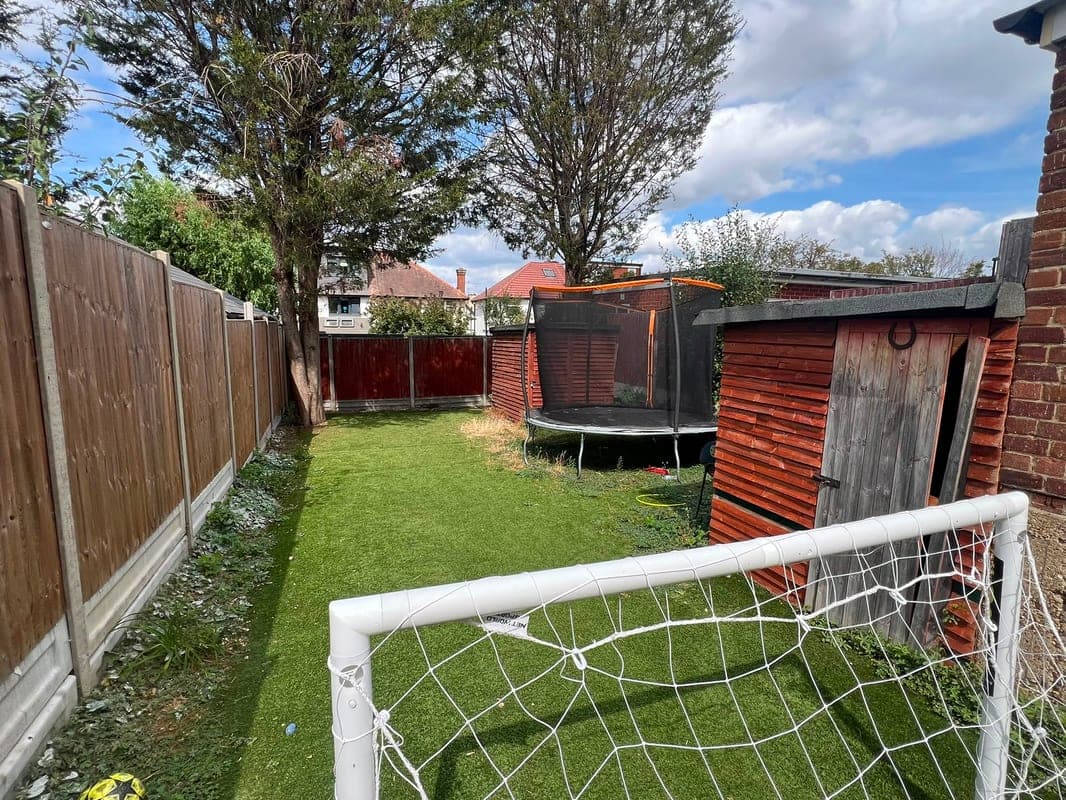 West Ridge Gardens, Greenford, UB6
